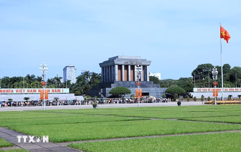 Đông đảo người dân vào viếng Lăng Chủ tịch Hồ Chí Minh. (Ảnh: Tuấn Anh/TTXVN)