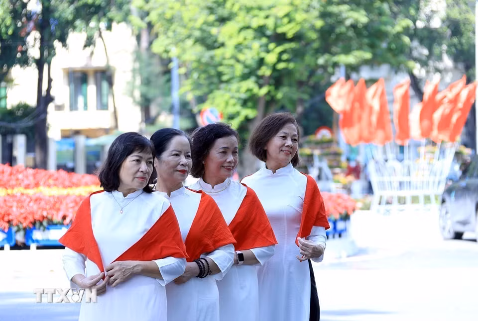 Người dân chụp ảnh lưu niệm trước khu vực cổng Bộ Ngoại giao. (Ảnh: Tuấn Anh/TTXVN)