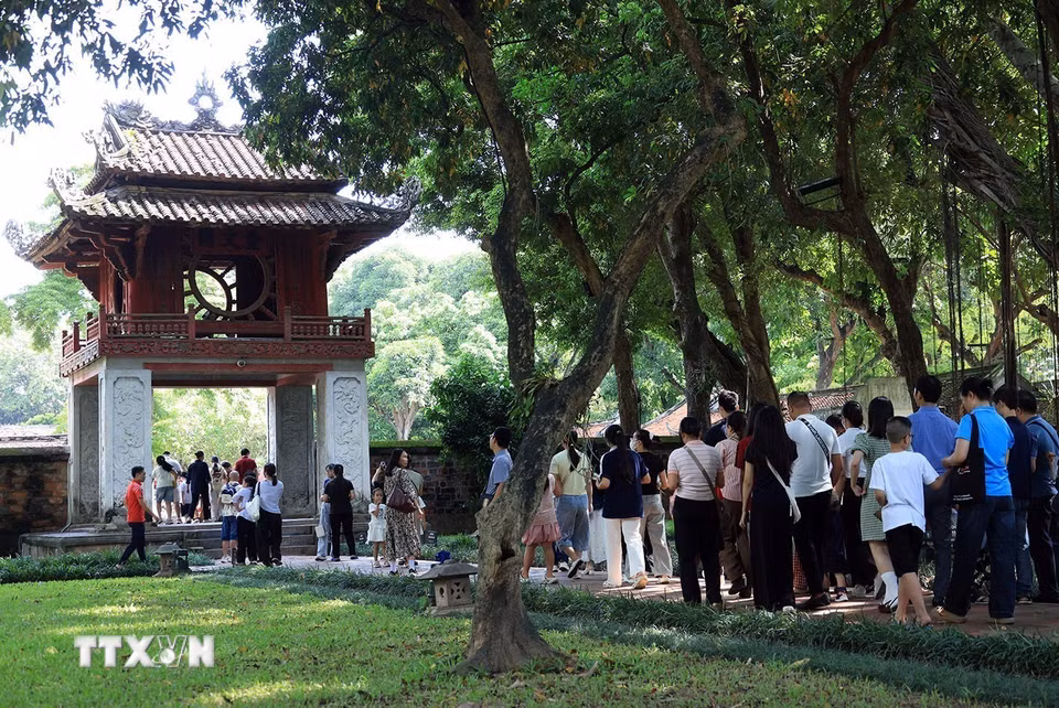 Đông đảo người dân vào tham quan khu Văn Miếu. (Ảnh: Tuấn Anh/TTXVN)