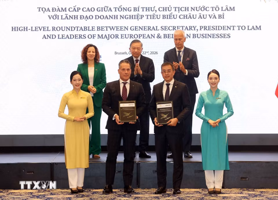 Tổng Bí thư, Chủ tịch nước Tô Lâm chứng kiến trao thỏa thuận hợp tác giữa các doanh nghiệp. (Ảnh: Thống Nhất/TTXVN)
