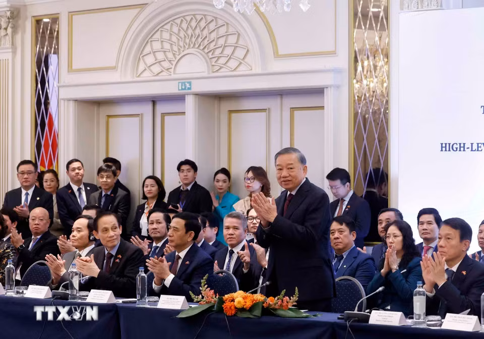 Tổng Bí thư, Chủ tịch nước Tô Lâm và các đại biểu tham dự Tọa đàm với lãnh đạo doanh nghiệp tiêu biểu châu Âu và Bỉ. (Ảnh: Thống Nhất/TTXVN)