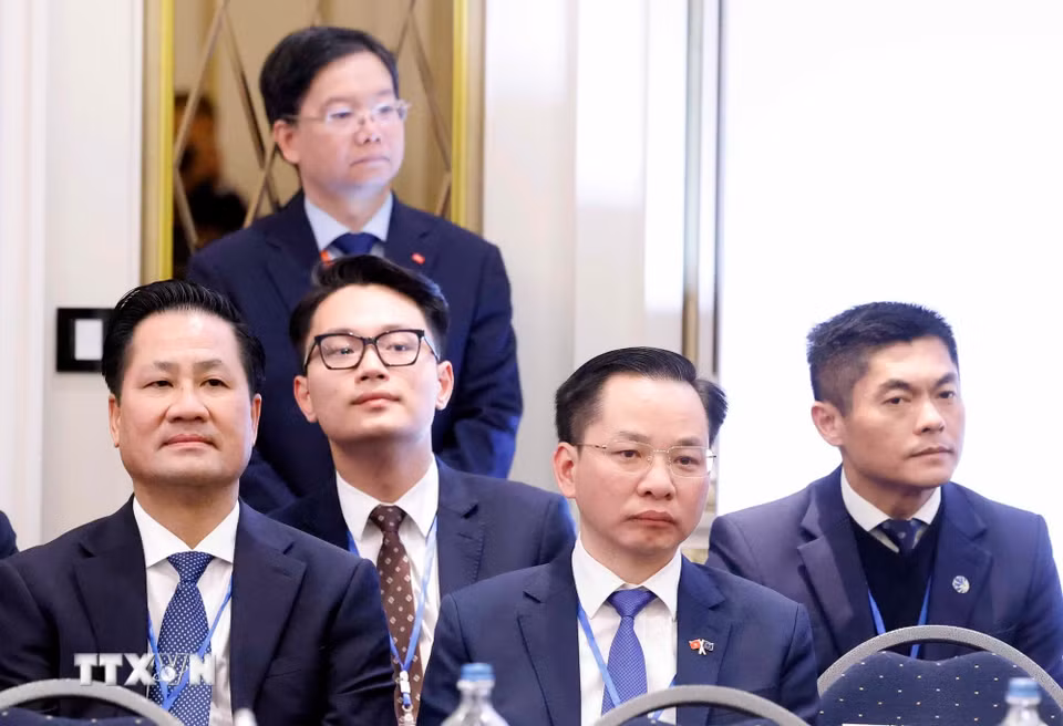Các đại biểu đoàn Việt Nam tham dự Toạ đàm cấp cao giữa Tổng Bí thư, Chủ tịch nước Tô Lâm với lãnh đạo doanh nghiệp tiêu biểu châu Âu và Bỉ. (Ảnh: Thống Nhất/TTXVN)