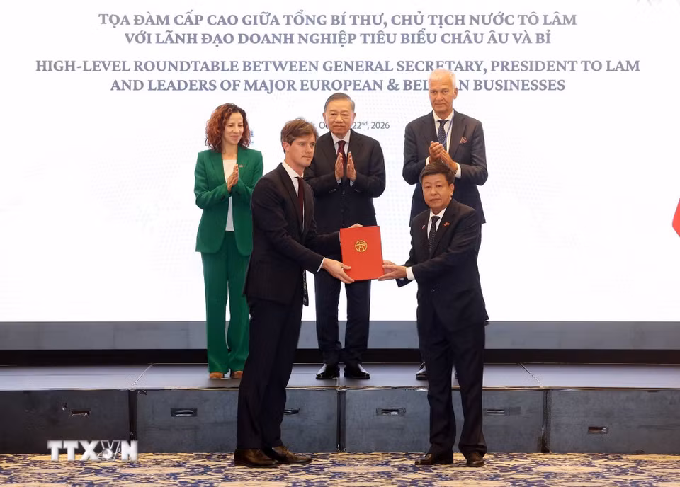 Tổng Bí thư, Chủ tịch nước Tô Lâm chứng kiến trao thỏa thuận hợp tác giữa các doanh nghiệp. (Ảnh: Thống Nhất/TTXVN)