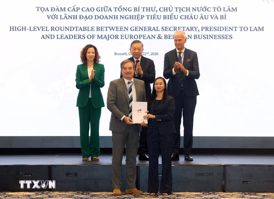 Tổng Bí thư, Chủ tịch nước Tô Lâm chứng kiến trao thỏa thuận hợp tác giữa các doanh nghiệp. (Ảnh: Thống Nhất/TTXVN)