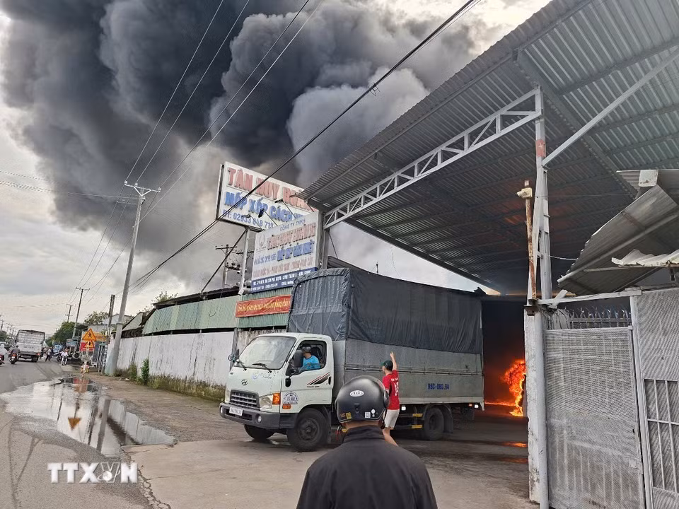 Do cơ sở chứa nhiều vật liệu mút xốp dễ cháy, đám cháy nhanh chóng lan rộng và diễn biến phức tạp. (Ảnh: Tràng Dương/TTXVN)