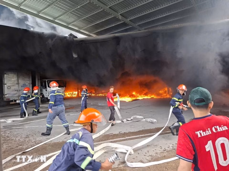 Lực lượng chức năng và chính quyền địa phương đã khẩn trương có mặt tại hiện trường, triển khai dập lửa và xác minh nguyên nhân vụ cháy. (Ảnh: Tràng Dương/TTXVN)