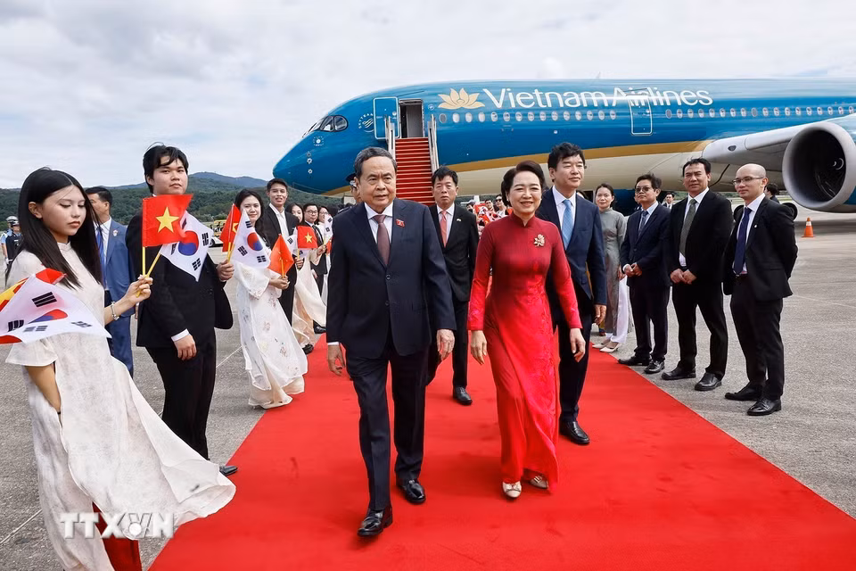 Chủ tịch Quốc hội Trần Thanh Mẫn và Phu nhân đến Seoul, bắt đầu thăm chính thức Hàn Quốc. (Ảnh: Doãn Tấn/TTXVN) ​