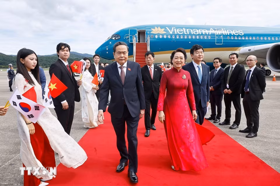 Chủ tịch Quốc hội Trần Thanh Mẫn và Phu nhân đến Seoul, bắt đầu thăm chính thức Hàn Quốc. (Ảnh: Doãn Tấn/TTXVN)