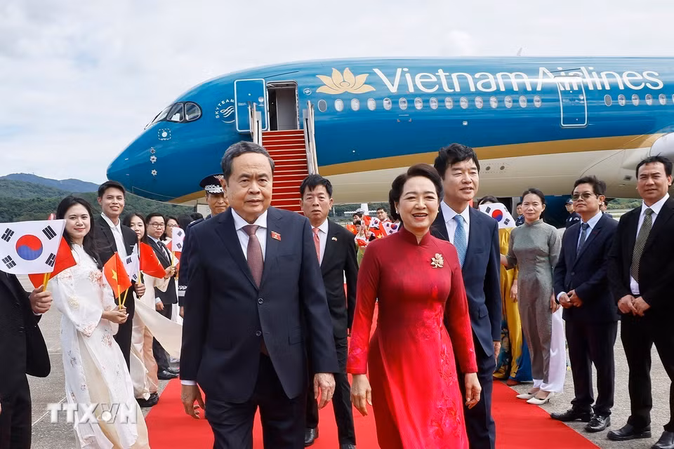 Chủ tịch Quốc hội Trần Thanh Mẫn và Phu nhân đến Seoul, bắt đầu thăm chính thức Hàn Quốc. (Ảnh: Doãn Tấn/TTXVN) ​