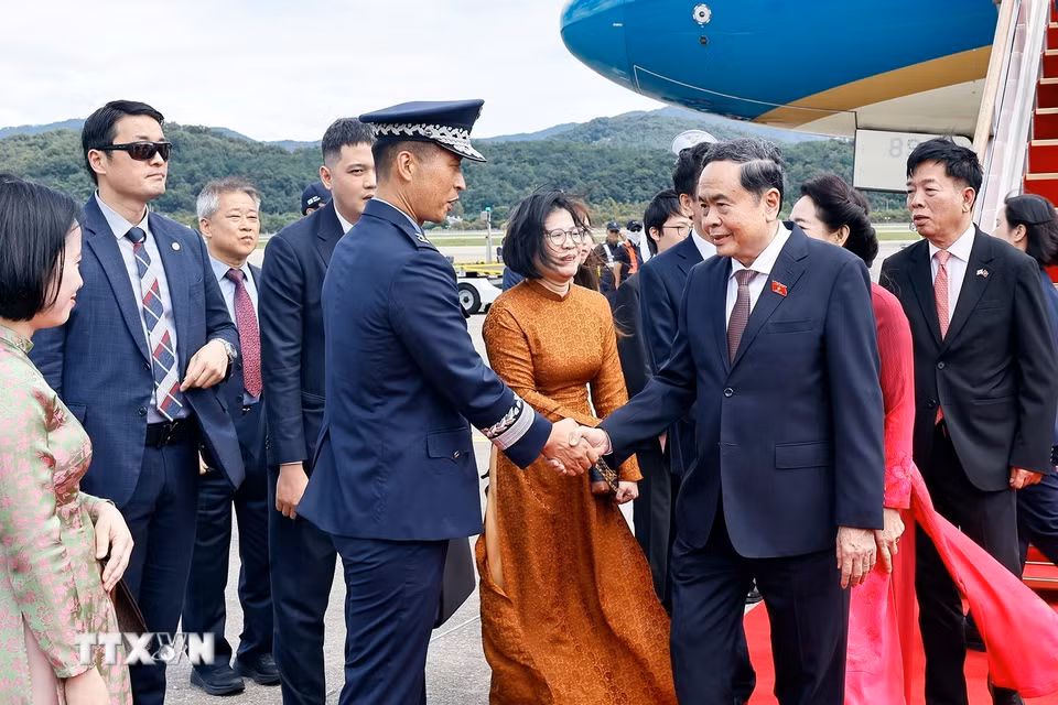 Chủ tịch Quốc hội Trần Thanh Mẫn và Phu nhân đến thủ đô Seoul, bắt đầu thăm chính thức Hàn Quốc. (Ảnh: Doãn Tấn/TTXVN)