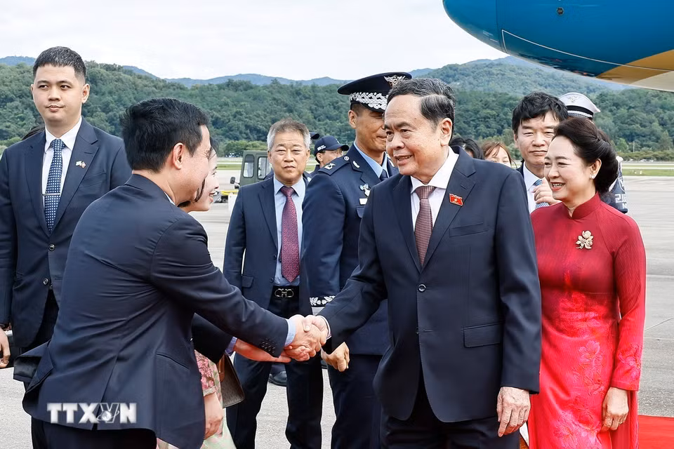Chủ tịch Quốc hội Trần Thanh Mẫn và Phu nhân đến thủ đô Seoul, bắt đầu thăm chính thức Hàn Quốc. (Ảnh: Doãn Tấn/TTXVN)