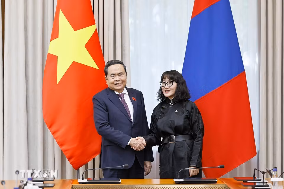 Chủ tịch Quốc hội Trần Thanh Mẫn và bà J. Bayarmaa, Chủ tịch Nhóm Nghị sỹ Hữu nghị Mông Cổ-Việt Nam. (Ảnh: Doãn Tấn/TTXVN)