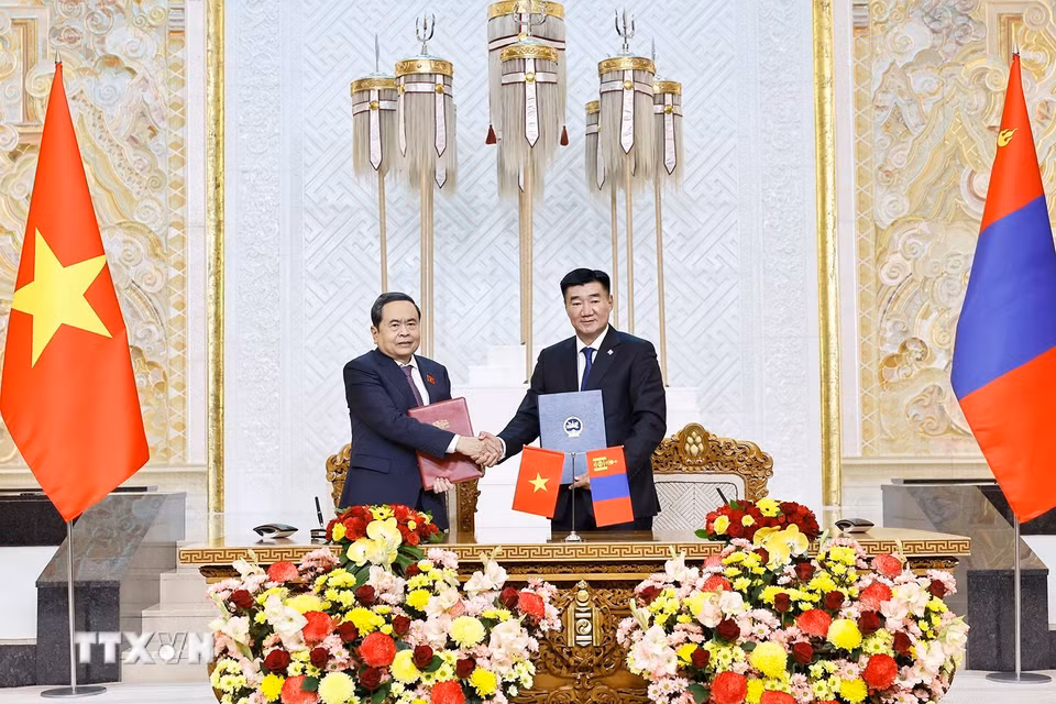 Chủ tịch Quốc hội Trần Thanh Mẫn và Chủ tịch Quốc hội Mông Cổ Sandag Byambatsogt ký kết Bản ghi nhớ hợp tác giữa Quốc hội Việt Nam và Quốc hội Mông Cổ. (Ảnh: Doãn Tấn/TTXVN)