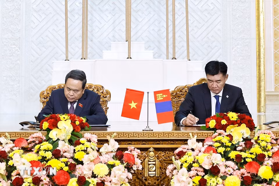 Chủ tịch Quốc hội Trần Thanh Mẫn và Chủ tịch Quốc hội Mông Cổ Sandag Byambatsogt ký kết Bản ghi nhớ hợp tác giữa Quốc hội Việt Nam và Quốc hội Mông Cổ. (Ảnh: Doãn Tấn/TTXVN)