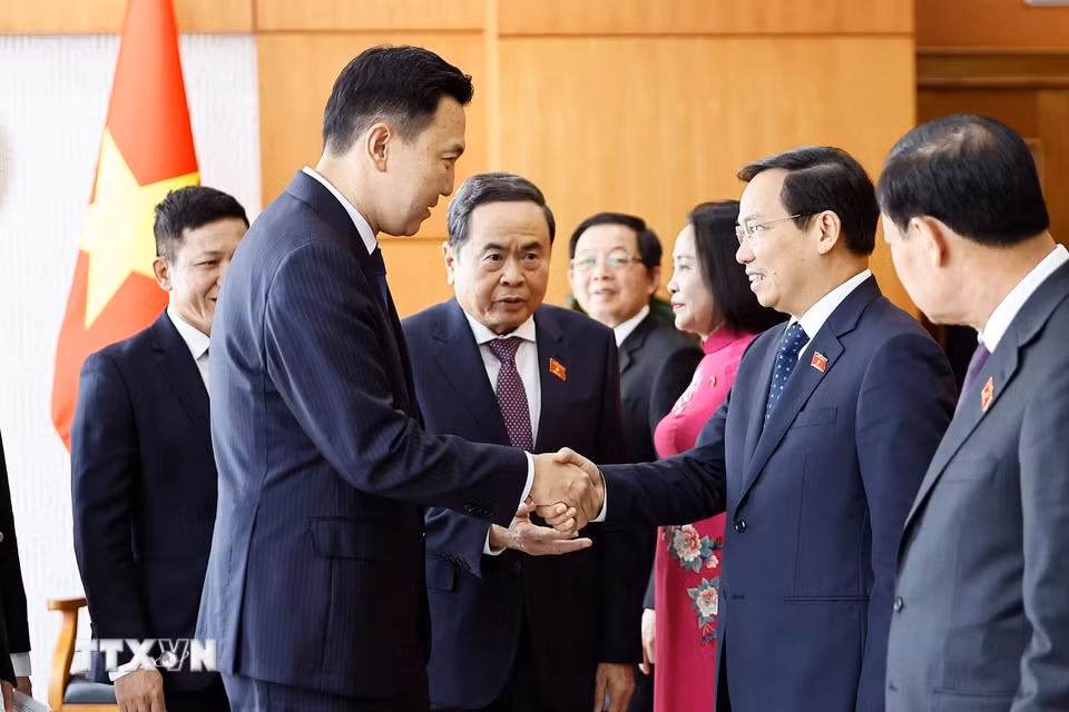 Chủ tịch Quốc hội Trần Thanh Mẫn giới thiệu với Thủ tướng Mông Cổ Nyam-Osor Uchral về thành viên đoàn đại biểu Việt Nam. (Ảnh: Doãn Tấn/TTXVN)