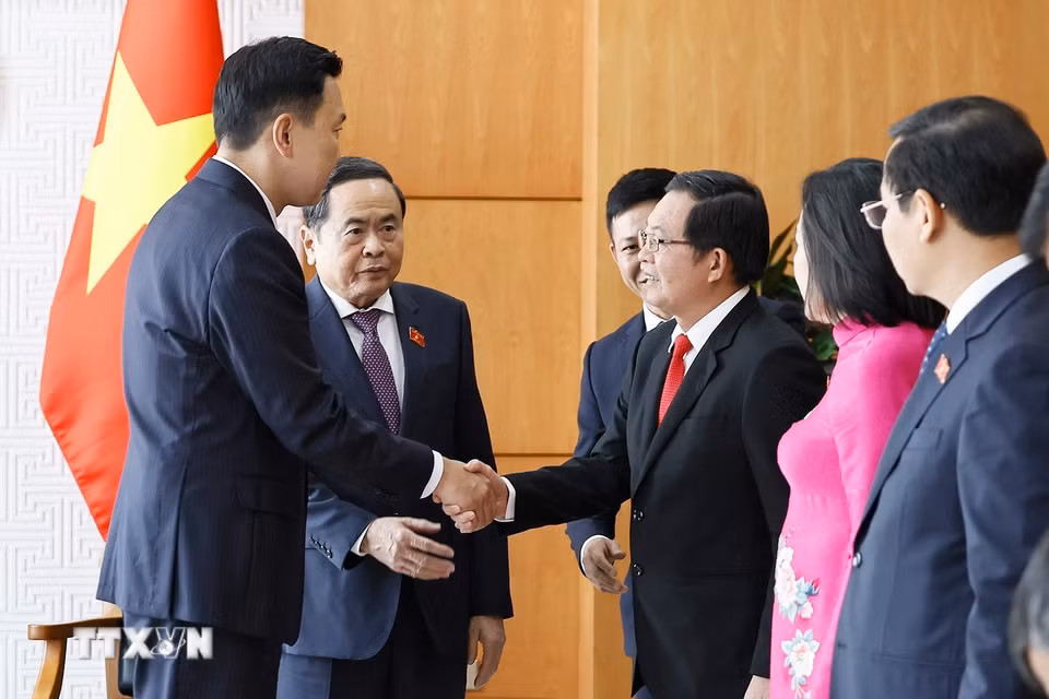 Chủ tịch Quốc hội Trần Thanh Mẫn giới thiệu với Thủ tướng Mông Cổ Nyam-Osor Uchral về thành viên đoàn đại biểu Việt Nam. (Ảnh: Doãn Tấn/TTXVN)