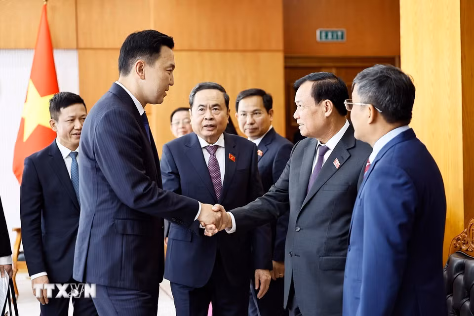 Chủ tịch Quốc hội Trần Thanh Mẫn giới thiệu với Thủ tướng Mông Cổ Nyam-Osor Uchral về thành viên đoàn đại biểu Việt Nam. (Ảnh: Doãn Tấn/TTXVN)