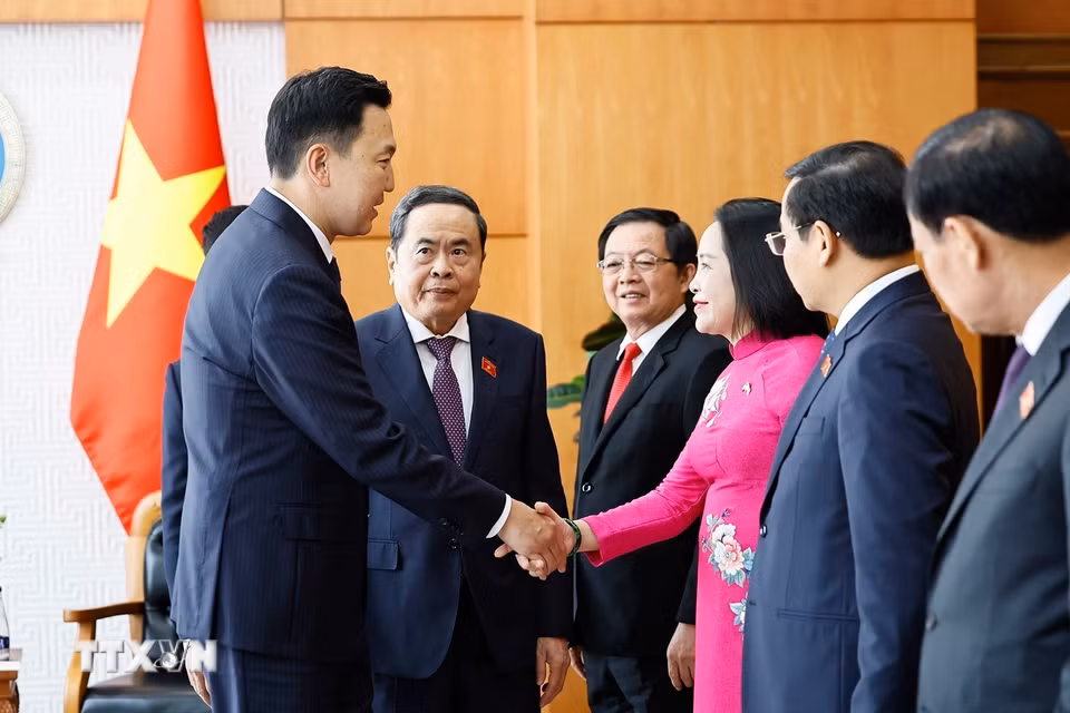 Chủ tịch Quốc hội Trần Thanh Mẫn giới thiệu với Thủ tướng Mông Cổ Nyam-Osor Uchral về thành viên đoàn đại biểu Việt Nam. (Ảnh: Doãn Tấn/TTXVN)