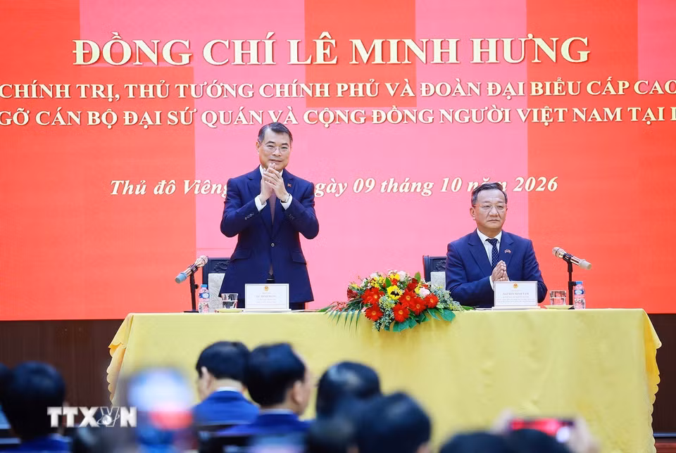 Thủ tướng Lê Minh Hưng gặp gỡ cán bộ, nhân viên Đại sứ quán và cộng đồng người Việt Nam tại Lào. (Ảnh: Dương Giang/TTXVN)