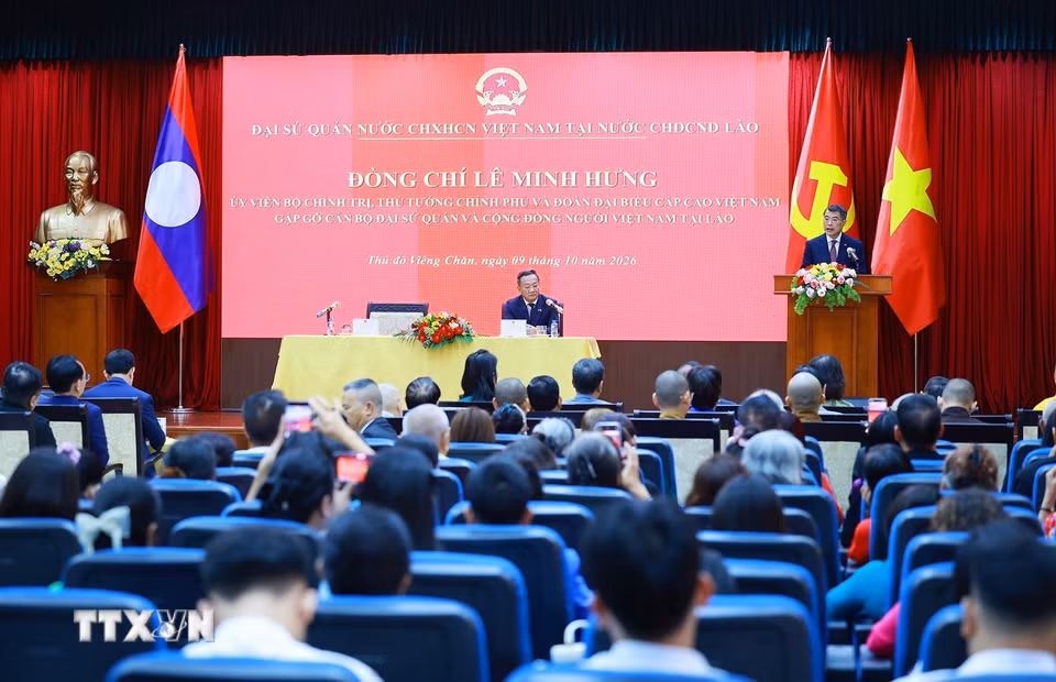 Thủ tướng Lê Minh Hưng phát biểu tại buổi gặp cán bộ, nhân viên Đại sứ quán và cộng đồng người Việt Nam tại Lào. (Ảnh: Dương Giang/TTXVN)