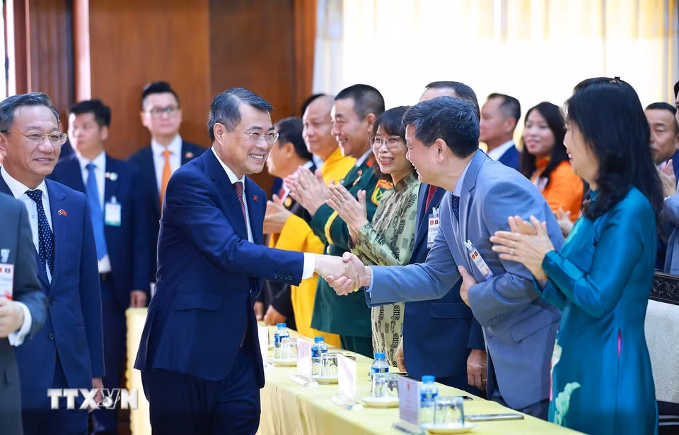 Thủ tướng Lê Minh Hưng với cán bộ, nhân viên Đại sứ quán và cộng đồng người Việt Nam tại Lào. (Ảnh: Dương Giang/TTXVN)