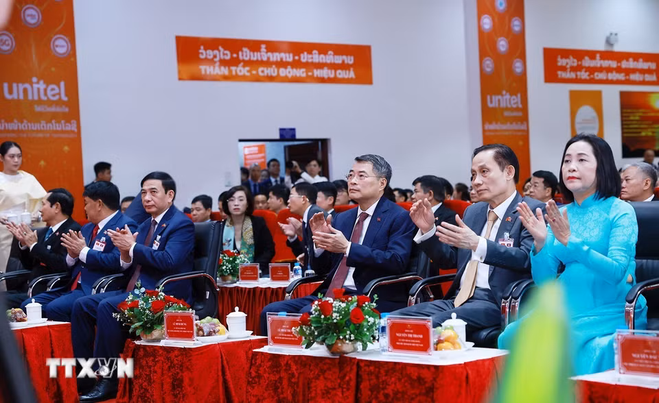 Thủ tướng Lê Minh Hưng thăm Công ty Lao Star Telecom (Unitel). (Ảnh: Dương Giang/TTXVN)
