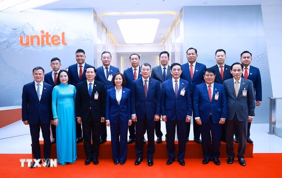 Thủ tướng Lê Minh Hưng với cán bộ, nhân viên Công ty Lao Star Telecom (Unitel). (Ảnh: Dương Giang/TTXVN)