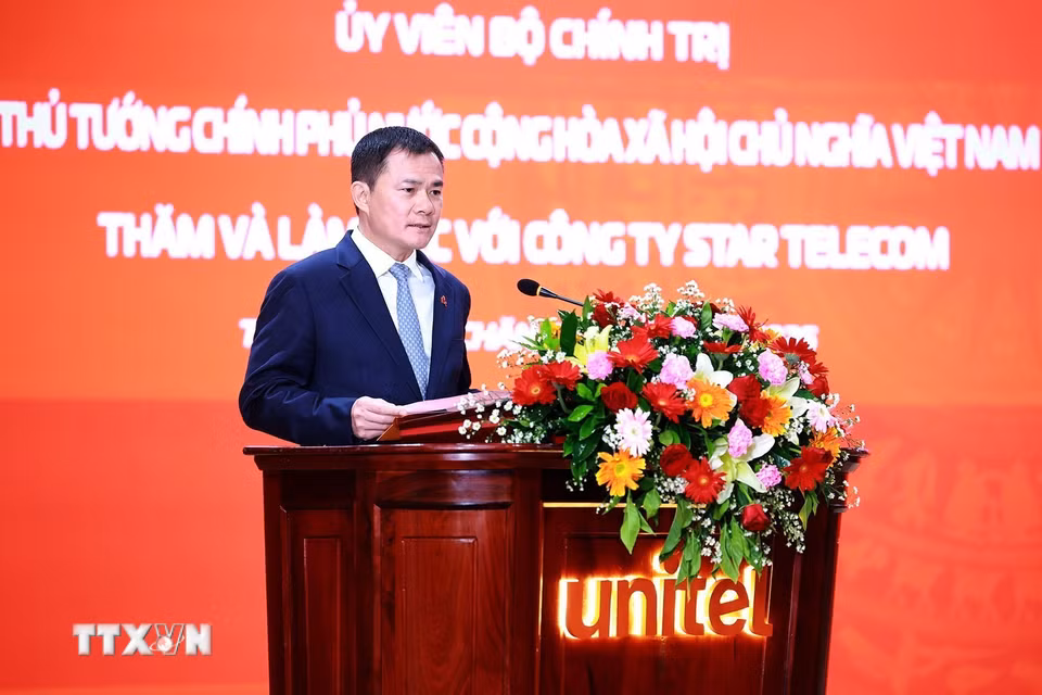 Chủ tịch kiêm Tổng Giám đốc Tập đoàn Công nghiệp-Viễn thông Quân đội Viettel (Bộ Quốc phòng Việt Nam) Tào Đức Thắng báo cáo tình hình kinh doanh của Công ty Lao Star Telecom (Unitel). (Ảnh: Dương Giang/TTXVN)