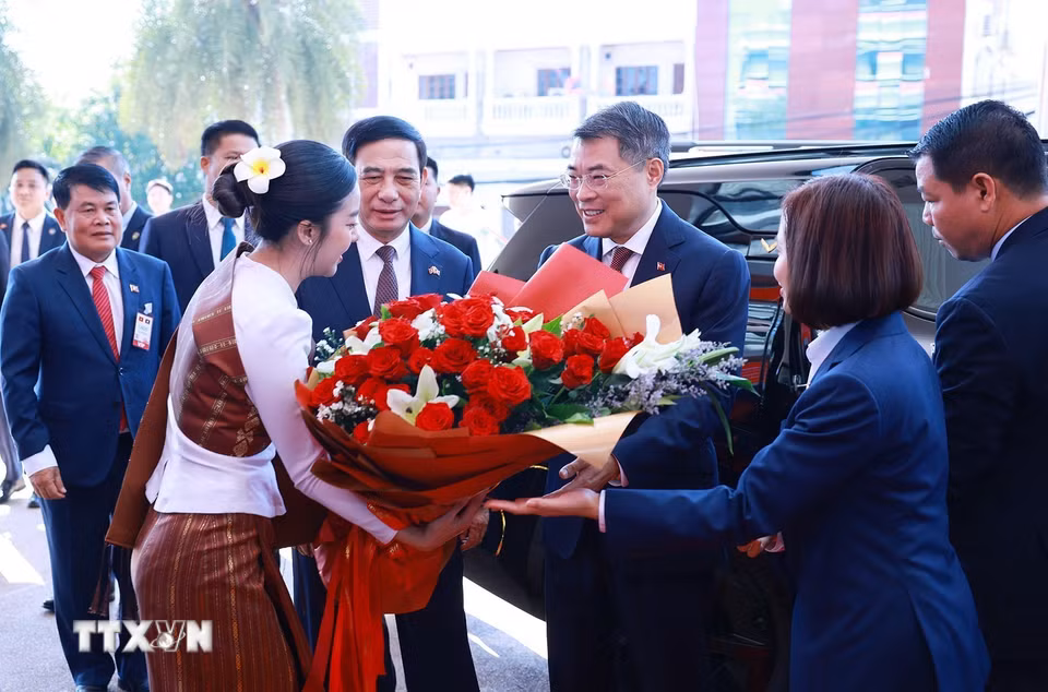 Thủ tướng Lê Minh Hưng đến thăm Công ty Lao Star Telecom (Unitel). (Ảnh: Dương Giang/TTXVN)