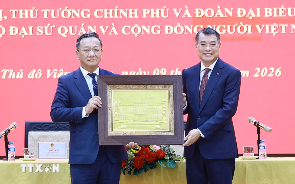 Thủ tướng Lê Minh Hưng tặng quà lưu niệm cho Đại sứ quán Việt Nam tại Lào. (Ảnh: Dương Giang/TTXVN)