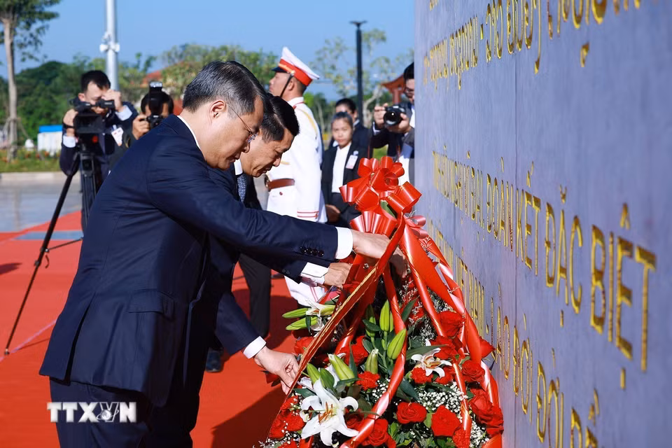 Thủ tướng Lê Minh Hưng và Thủ tướng Lào Saleumxay Kommasith dâng hoa tại Công viên Hữu nghị Lào-Việt Nam. (Ảnh: Dương Giang/TTXVN)