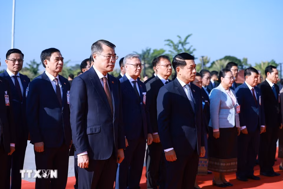 Thủ tướng Lê Minh Hưng và Thủ tướng Lào Saleumxay Kommasith dâng hoa tại Công viên Hữu nghị Lào-Việt Nam. (Ảnh: Dương Giang/TTXVN)
