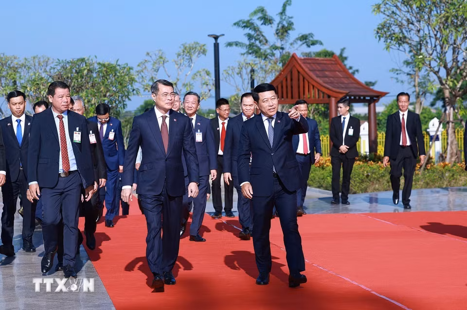 Thủ tướng Lê Minh Hưng và Thủ tướng Lào Saleumxay Kommasith dâng hoa tại Công viên Hữu nghị Lào-Việt Nam. (Ảnh: Dương Giang/TTXVN)