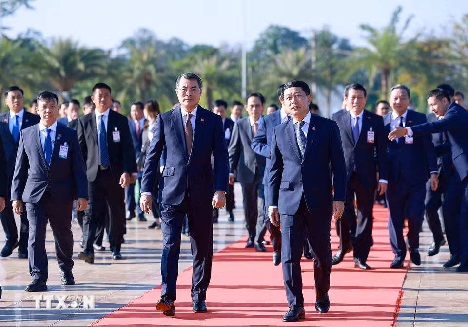 Thủ tướng Lê Minh Hưng và Thủ tướng Lào Saleumxay Kommasith dâng hoa tại Công viên Hữu nghị Lào-Việt Nam. (Ảnh: Dương Giang/TTXVN)