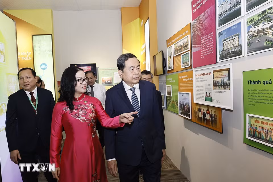 Chủ tịch Quốc hội Trần Thanh Mẫn tham quan phòng truyền thống của Học viện Nông nghiệp Việt Nam. (Ảnh: Doãn Tấn/TTXVN)