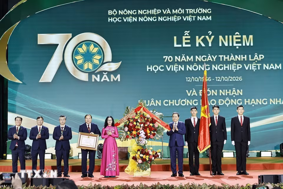 Chủ tịch Quốc hội Trần Thanh Mẫn trao Huân chương Lao động hạng Nhất cho Học viện Nông nghiệp Việt Nam. (Ảnh: Doãn Tấn/TTXVN)