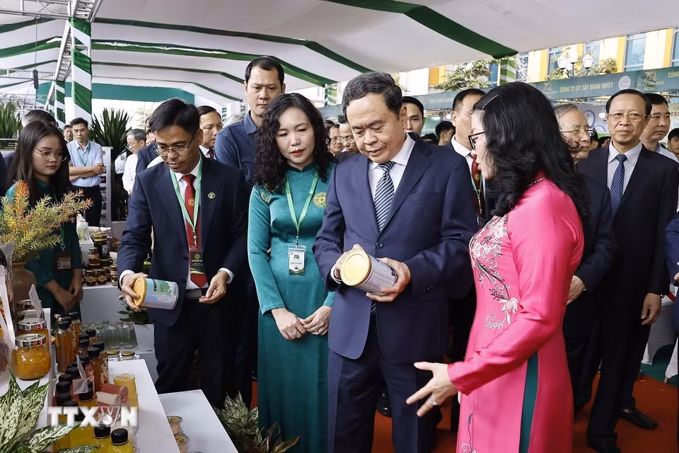 Chủ tịch Quốc hội Trần Thanh Mẫn và đại biểu tham quan trưng bày sản phẩm của Học viện Nông nghiệp Việt Nam. (Ảnh: Doãn Tấn/TTXVN)