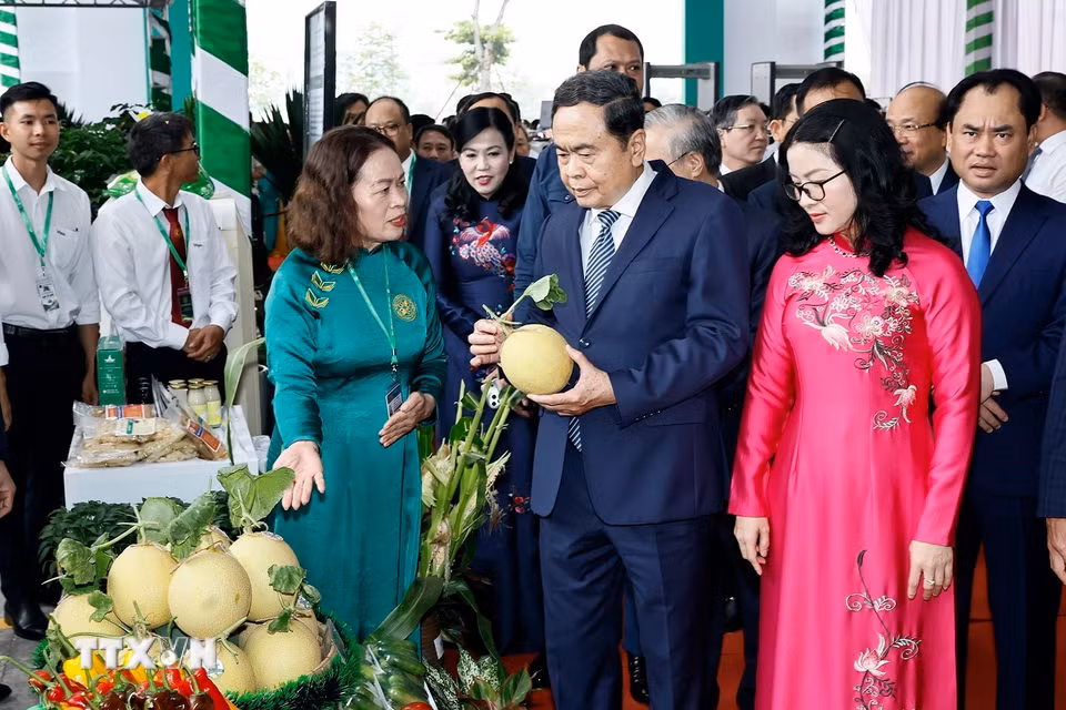 Chủ tịch Quốc hội Trần Thanh Mẫn và đại biểu tham quan trưng bày sản phẩm của Học viện Nông nghiệp Việt Nam. (Ảnh: Doãn Tấn/TTXVN)