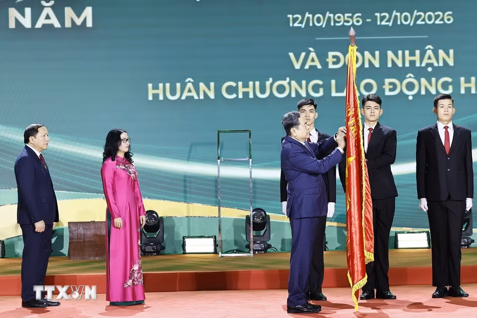 Chủ tịch Quốc hội Trần Thanh Mẫn trao Huân chương Lao động hạng Nhất cho Học viện Nông nghiệp Việt Nam. (Ảnh: Doãn Tấn/TTXVN)