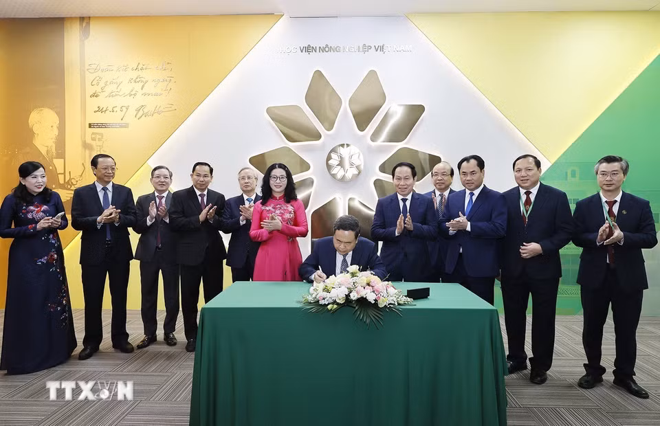 Chủ tịch Quốc hội Trần Thanh Mẫn viết lưu bút tại Học viện Nông nghiệp Việt Nam. (Ảnh: Doãn Tấn/TTXVN)