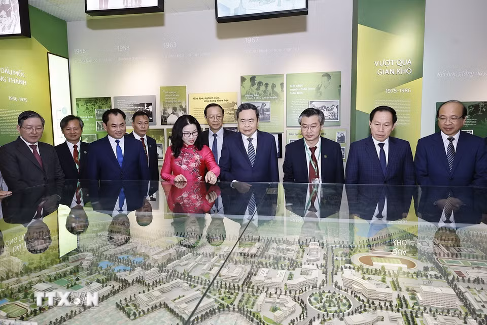 Chủ tịch Quốc hội Trần Thanh Mẫn tham quan phòng truyền thống của Học viện Nông nghiệp Việt Nam. (Ảnh: Doãn Tấn/TTXVN)