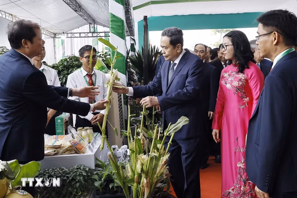Chủ tịch Quốc hội Trần Thanh Mẫn và đại biểu tham quan trưng bày sản phẩm của Học viện Nông nghiệp Việt Nam. (Ảnh: Doãn Tấn/TTXVN)