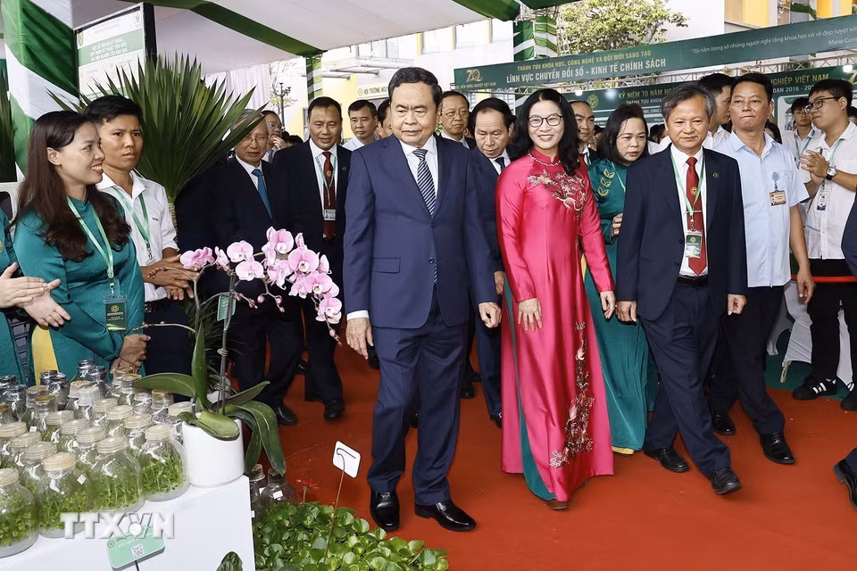 Chủ tịch Quốc hội Trần Thanh Mẫn và đại biểu tham quan trưng bày sản phẩm của Học viện Nông nghiệp Việt Nam. (Ảnh: Doãn Tấn/TTXVN)