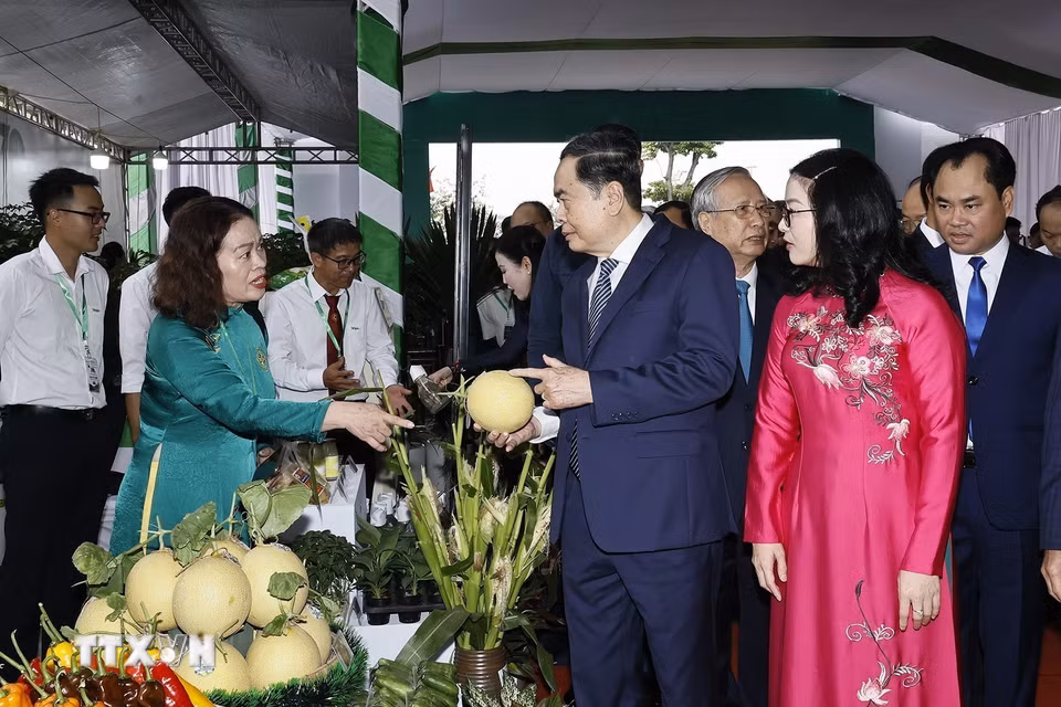 Chủ tịch Quốc hội Trần Thanh Mẫn và đại biểu tham quan trưng bày sản phẩm của Học viện Nông nghiệp Việt Nam. (Ảnh: Doãn Tấn/TTXVN)