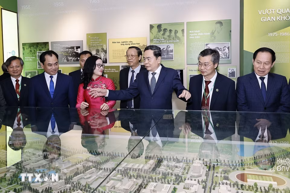 Chủ tịch Quốc hội Trần Thanh Mẫn tham quan phòng truyền thống của Học viện Nông nghiệp Việt Nam. (Ảnh: Doãn Tấn/TTXVN)