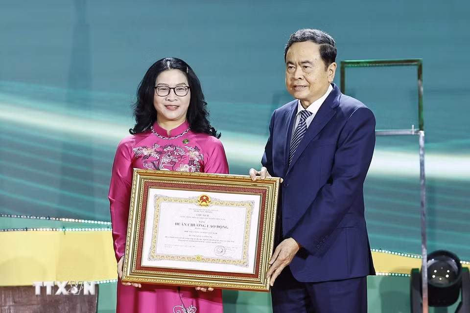 Chủ tịch Quốc hội Trần Thanh Mẫn trao Huân chương Lao động hạng Nhất cho Học viện Nông nghiệp Việt Nam. (Ảnh: Doãn Tấn/TTXVN)