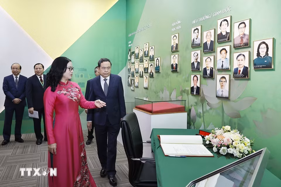 Chủ tịch Quốc hội Trần Thanh Mẫn tham quan phòng truyền thống của Học viện Nông nghiệp Việt Nam. (Ảnh: Doãn Tấn/TTXVN)