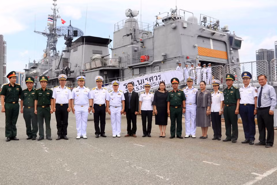 Các đại biểu dự lễ đón tàu H.T.M.S Naresuan (FFG 421) của Hải quân Hoàng gia Thái Lan. (Ảnh: Xuân Khu/TTXVN)