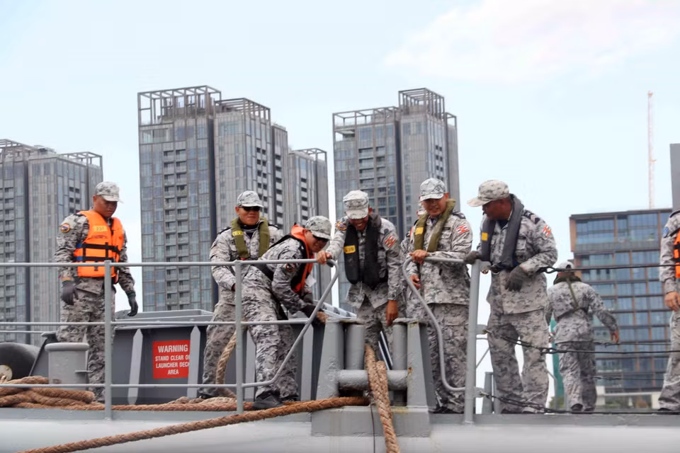Thủy thủ tàu H.T.M.S Naresuan (FFG 421) thực hiện công tác cập bờ. (Ảnh: Xuân Khu/TTXVN)
