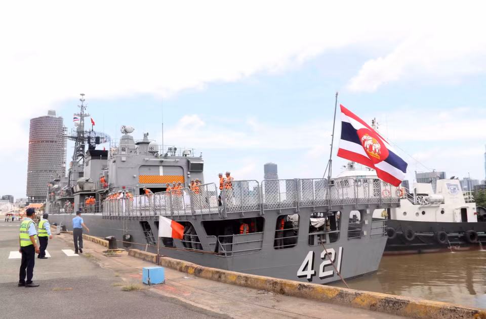 Tàu H.T.M.S Naresuan (FFG 421) của Hải quân Hoàng gia Thái Lan cập bến Cảng quốc tế Nhà Rồng-Khánh Hội, bắt đầu chuyến thăm hữu nghị Thành phố Hồ Chí Minh. (Ảnh: Xuân Khu/TTXVN)